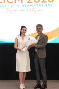 พิธีมอบของที่ระลึกแก่วิทยากรบนเวที Highlight Session งาน CICM 2026