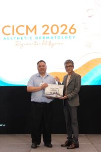 มอบของที่ระลึกแก่วิทยากรบนเวทีงาน CICM 2026