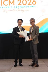 มอบของที่ระลึกแก่วิทยากรบนเวทีงาน CICM 2026