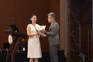 พิธีมอบช่อดอกไม้แสดงความขอบคุณแก่วิทยากรบนเวทีงาน CICM 2026