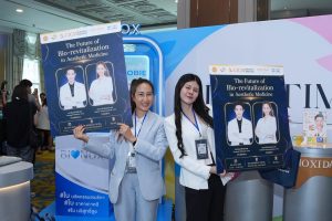 เจ้าหน้าที่ประจำบูธหน้าโปสเตอร์ The Future of Bio-revitalization in Aesthetic Medicine ในงาน CICM 2026