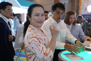ผู้เข้าร่วมงานทดลองผลิตภัณฑ์ที่บูธ House of Pharma ในงาน CICM 2026